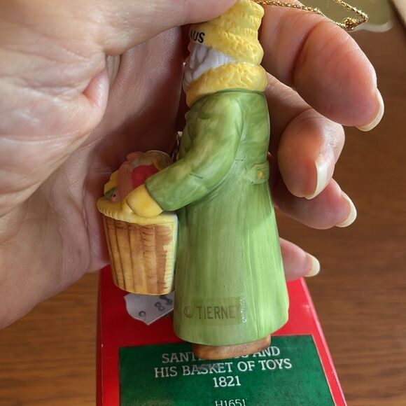 Vtg NWT Tom Tierney “Sante Claus and his Basket of Toys 1821” Christmas ornament - Picture 4 of 8